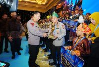 Keterangan foto : Kapolri Jenderal Listyo Sigit Prabowo, memberikan penghargaan kepada Kapolda Riau Irjen Herry Heryawan dalam acara Awarding Day Apresiasi Kreasi Polri di Grand Ballroom The Tribrata, Jakarta. 