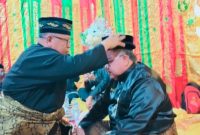 Foto: H. Ramadhan (Pisoko Urang Tuo Kenegerian Kebun Durian) menobatkan H. Arizal sebagai Datuk Rajo Bandaro Kenegerian Kebun Durian.

