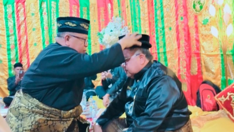 Foto: H. Ramadhan (Pisoko Urang Tuo Kenegerian Kebun Durian) menobatkan H. Arizal sebagai Datuk Rajo Bandaro Kenegerian Kebun Durian.
