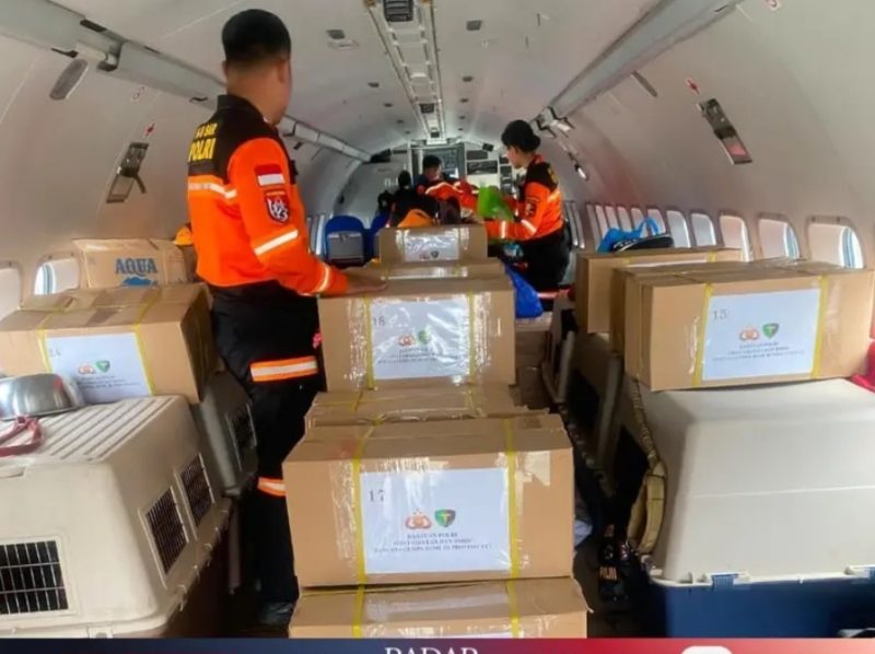 Keterangan Foto: Suasana pemberangkatan tim K9 dan bantuan logistik Polri dari Bandar Udara Pondok Cabe menuju Labuan Bajo, Minggu (16/8/2026).