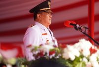 Keterangan Foto: Plt Gubri SF Hariyanto memimpin jalannya upacara pengibaran bendera dalam rangka memperingati HUT ke-81 Kemerdekaan Republik Indonesia di Halaman Kantor Gubernur Riau, Pekanbaru, Senin (17/8/2026).