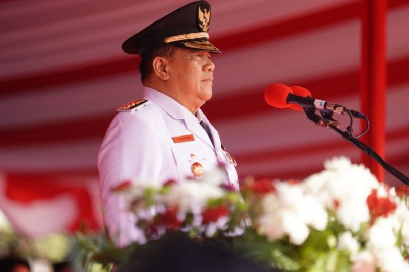 Keterangan Foto: Plt Gubri SF Hariyanto memimpin jalannya upacara pengibaran bendera dalam rangka memperingati HUT ke-81 Kemerdekaan Republik Indonesia di Halaman Kantor Gubernur Riau, Pekanbaru, Senin (17/8/2026).