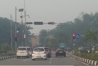 Keterangan Foto: Suasana kabut asap yang menyelimuti Kota Pekanbaru pada Selasa (18/8/2026) pagi, mengganggu jarak pandang pengendara.