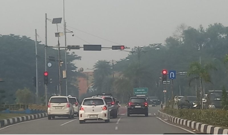 Keterangan Foto: Suasana kabut asap yang menyelimuti Kota Pekanbaru pada Selasa (18/8/2026) pagi, mengganggu jarak pandang pengendara.