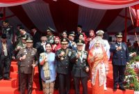 Keterangan Foto: Pangdam XIX/Tuanku Tambusai Mayjen TNI Dr. Agus Hadi Waluyo bersama unsur Forkopimda Riau seusai mengikuti Upacara Peringatan HUT Ke-81 Republik Indonesia di Pekanbaru, Senin (17/8/2026).