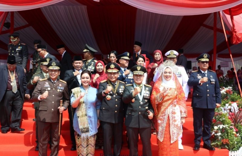 Keterangan Foto: Pangdam XIX/Tuanku Tambusai Mayjen TNI Dr. Agus Hadi Waluyo bersama unsur Forkopimda Riau seusai mengikuti Upacara Peringatan HUT Ke-81 Republik Indonesia di Pekanbaru, Senin (17/8/2026).