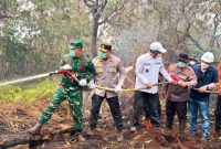 Keterangan foto : Kapolres Pelalawan AKBP John Louis Letedara, S.I.K., bersama Bupati Pelalawan Zukri Misran, S.M., M.M., serta personel gabungan TNI-Polri, BPBD, dan Manggala Agni, bahu-membahu memadamkan api di lahan terbakar Kecamatan Kerumutan.(dok.ist) 