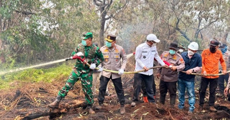 Keterangan foto : Kapolres Pelalawan AKBP John Louis Letedara, S.I.K., bersama Bupati Pelalawan Zukri Misran, S.M., M.M., serta personel gabungan TNI-Polri, BPBD, dan Manggala Agni, bahu-membahu memadamkan api di lahan terbakar Kecamatan Kerumutan.(dok.ist) 