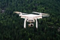Keterangan Foto :  Ilustrasi aktivitas pemetaan dan pemotretan udara menggunakan drone tanpa izin pemilik objek. (dok.ist) 