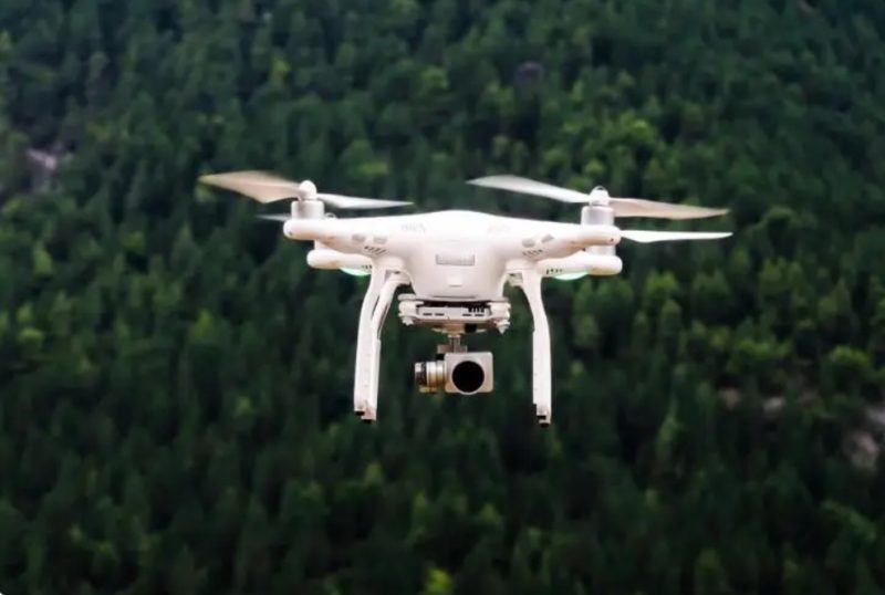 Keterangan Foto :  Ilustrasi aktivitas pemetaan dan pemotretan udara menggunakan drone tanpa izin pemilik objek. (dok.ist) 