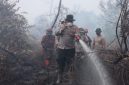 Keterangan Foto: Kapolres Kampar AKBP Boby Putra Ramadhan Sebayang, S.I.K., saat memimpin langsung operasi pemadaman dan pendinginan massif di lokasi Jalan Keluarga, Dusun II, Desa Rimbo Panjang, Kecamatan Tambang.(dok.ist) 