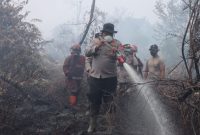 Keterangan Foto: Kapolres Kampar AKBP Boby Putra Ramadhan Sebayang, S.I.K., saat memimpin langsung operasi pemadaman dan pendinginan massif di lokasi Jalan Keluarga, Dusun II, Desa Rimbo Panjang, Kecamatan Tambang.(dok.ist) 