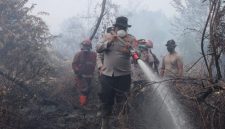 Keterangan Foto: Kapolres Kampar AKBP Boby Putra Ramadhan Sebayang, S.I.K., saat memimpin langsung operasi pemadaman dan pendinginan massif di lokasi Jalan Keluarga, Dusun II, Desa Rimbo Panjang, Kecamatan Tambang.(dok.ist) 