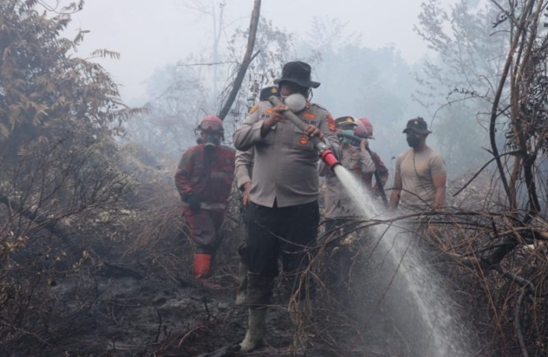 Keterangan Foto: Kapolres Kampar AKBP Boby Putra Ramadhan Sebayang, S.I.K., saat memimpin langsung operasi pemadaman dan pendinginan massif di lokasi Jalan Keluarga, Dusun II, Desa Rimbo Panjang, Kecamatan Tambang.(dok.ist) 