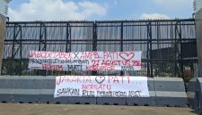 Keterangan foto : Spanduk demonstrasi Aliansi Masyarakat Pati Bersatu (AMPB) di depan Gerbang Utama Gedung DPR RI, Jakarta Pusat, (KOMPAS.com)