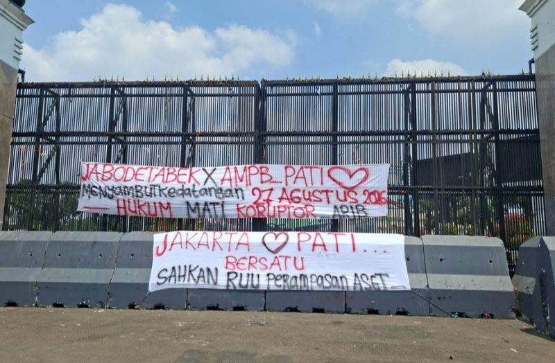 Keterangan foto : Spanduk demonstrasi Aliansi Masyarakat Pati Bersatu (AMPB) di depan Gerbang Utama Gedung DPR RI, Jakarta Pusat, (KOMPAS.com)