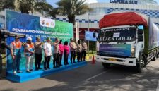 Keterangan Foto: Kepala Biro Logistik Polda Riau, Kombes Imran Amir, S.I.K., M.H., melepas bantuan kemanusiaan Polda Riau untuk warga terdampak bencana di NTT, di Pelabuhan Tanjung Perak, Surabaya. (dok.ist) 