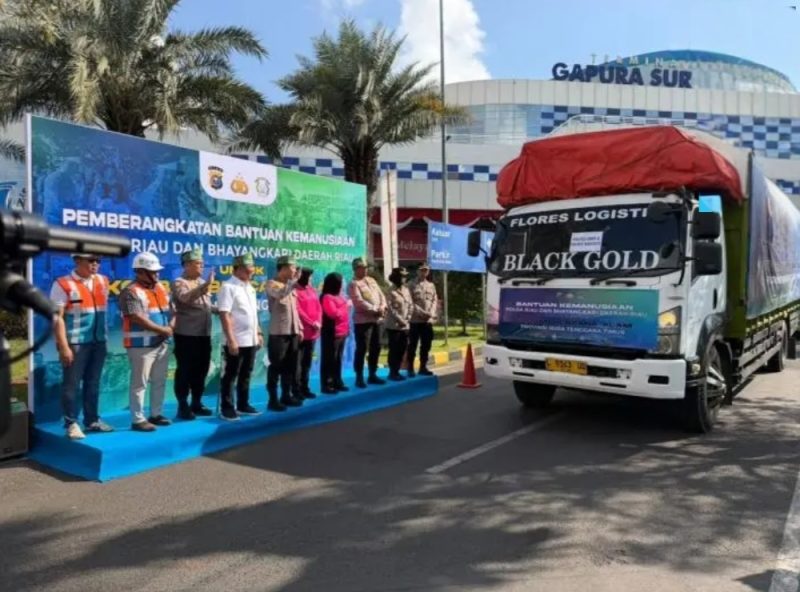 Keterangan Foto: Kepala Biro Logistik Polda Riau, Kombes Imran Amir, S.I.K., M.H., melepas bantuan kemanusiaan Polda Riau untuk warga terdampak bencana di NTT, di Pelabuhan Tanjung Perak, Surabaya. (dok.ist) 