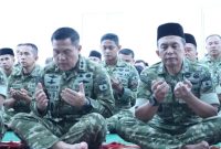 Keterangan Foto: Pangdam XIX/Tuanku Tambusai Mayjen TNI Dr. Agus Hadi Waluyo, S.A.P., M.M., CHRMP., bersama para Pejabat Utama (PJU) dan keluarga besar Kodam, tampak khusyuk melaksanakan ibadah salat dalam rangkaian Peringatan Maulid Nabi Muhammad SAW Tahun 1448 H/2026 M di Masjid Al Imam Makodam, Pekanbaru. (dok.ist) 