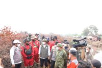 Keterangan Foto: Pangdam XIX/Tuanku Tambusai Mayjen TNI Dr. Agus Hadi Waluyo, S.A.P., M.M., CHRMP., mendampingi Menteri Kehutanan RI Raja Juli Antoni, M.A., Ph.D., saat meninjau langsung penanganan Kebakaran Hutan dan Lahan (Karhutla) di Kelurahan Kerumutan, Kabupaten Pelalawan.