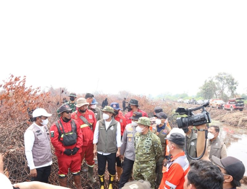 Keterangan Foto: Pangdam XIX/Tuanku Tambusai Mayjen TNI Dr. Agus Hadi Waluyo, S.A.P., M.M., CHRMP., mendampingi Menteri Kehutanan RI Raja Juli Antoni, M.A., Ph.D., saat meninjau langsung penanganan Kebakaran Hutan dan Lahan (Karhutla) di Kelurahan Kerumutan, Kabupaten Pelalawan.