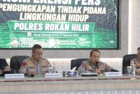 Keterangan Foto: Konferensi pers pengungkapan kasus dugaan perambahan hutan mangrove di Mapolres Rokan Hilir, Kamis (27/8/2026).