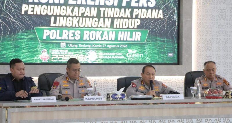 Keterangan Foto: Konferensi pers pengungkapan kasus dugaan perambahan hutan mangrove di Mapolres Rokan Hilir, Kamis (27/8/2026).
