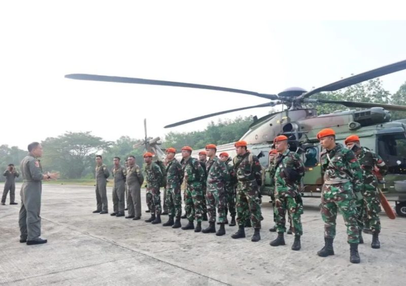 Keterangan foto : Prajurit elit Kopasgat Batalyon 462 Pekanbaru saat diterjunkan menggunakan helikopter Caracal untuk memadamkan titik api Karhutla di kawasan Suaka Margasatwa Kerumutan, Pelalawan, Jumat (28/8/2026).