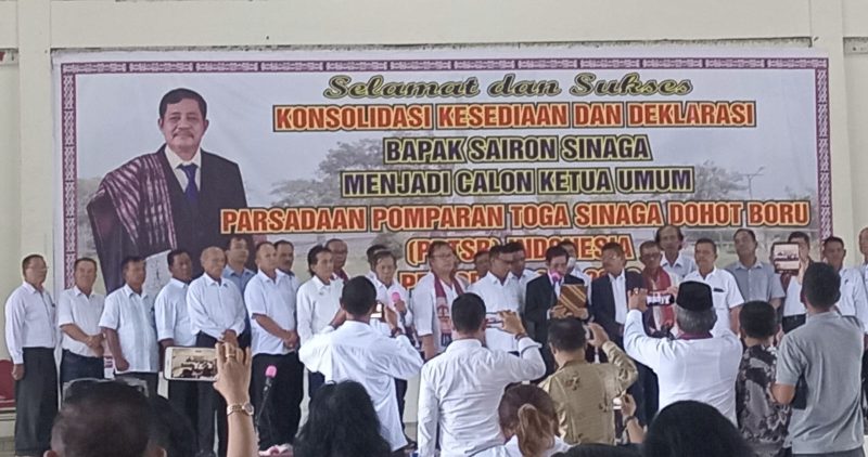 Keterangan Foto: Calon Ketua Umum PPTSB Indonesia periode 2026–2030, Sairon Sinaga, bersama pengurus wilayah dan cabang PPTSB se-Indonesia dalam deklarasi dukungan di Wisma TOSIN, Medan, Minggu (30/8/2026). (dok.PPTSB) 
