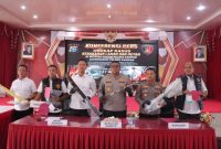 Keterangan Foto: Kapolres Kampar, AKBP Boby Putra Ramadhan Sebayang, didampingi Kasat Reskrim AKP I Gede Yoga Eka Pranata dan Kapolsek Tambang, AKP Aulia Rahman, dalam konferensi pers pengungkapan kasus Karhutla.
