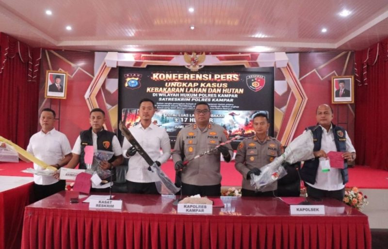 Keterangan Foto: Kapolres Kampar, AKBP Boby Putra Ramadhan Sebayang, didampingi Kasat Reskrim AKP I Gede Yoga Eka Pranata dan Kapolsek Tambang, AKP Aulia Rahman, dalam konferensi pers pengungkapan kasus Karhutla.
