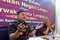 Keterangan Foto: Kepala Kejaksaan Negeri Langsa, Adi Tyogunawan, S.H., M.H., saat memberikan sambutan dalam acara silaturahmi dalam rangka memperingati Hari Lahir Kejaksaan Republik Indonesia ke-81.