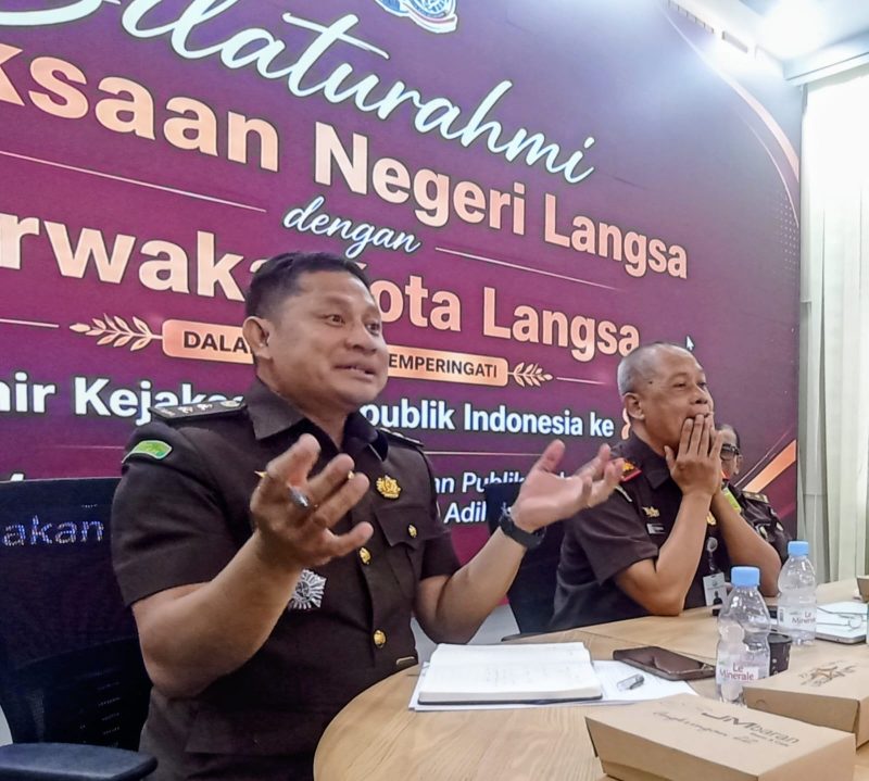 Keterangan Foto: Kepala Kejaksaan Negeri Langsa, Adi Tyogunawan, S.H., M.H., saat memberikan sambutan dalam acara silaturahmi dalam rangka memperingati Hari Lahir Kejaksaan Republik Indonesia ke-81.