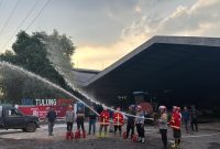 Keterangan foto : Polsek Umpu Semenguk melakukan kegiatan tanggap bencana dan Satgas Siaga Karhutla tingkat kelurahan dan Kampung, di lokasi PTPN VII, Tulung Buyut Kalipapan wilayah hukum Polsek Umpu Semenguk.
 