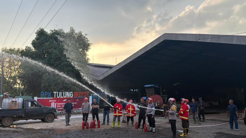 Keterangan foto : Polsek Umpu Semenguk melakukan kegiatan tanggap bencana dan Satgas Siaga Karhutla tingkat kelurahan dan Kampung, di lokasi PTPN VII, Tulung Buyut Kalipapan wilayah hukum Polsek Umpu Semenguk.
 