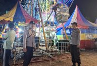 Keterangan Foto: Personel Polsek Kasui saat mengamankan jalannya kegiatan pasar malam di Lingkungan 1, Kelurahan Kasui Pasar, Kecamatan Kasui, Kabupaten Way Kanan, Kamis (3/9/2026).