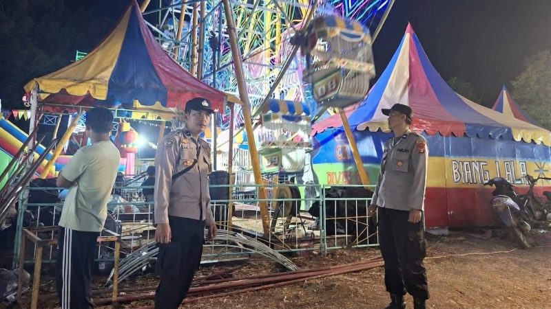 Keterangan Foto: Personel Polsek Kasui saat mengamankan jalannya kegiatan pasar malam di Lingkungan 1, Kelurahan Kasui Pasar, Kecamatan Kasui, Kabupaten Way Kanan, Kamis (3/9/2026).