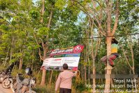 Keterangan Foto: Bhabinkamtibmas Polsek Negeri Besar sedang memasang banner imbauan larangan membakar lahan di kawasan perbatasan kebun Kampung Tegak Mukti dan Kampung Kaliawi Indah, Kecamatan Negeri Besar, Kabupaten Way Kanan. (Foto: Istimewa/Budi)