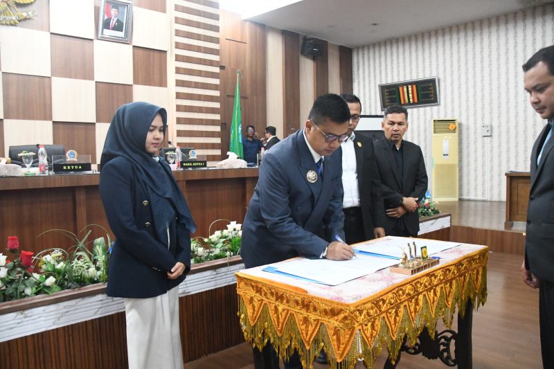 Keterangan Foto: Wali Kota Langsa, Jeffry Sentana S Putra, S.E., menyepakati Kebijakan Umum Anggaran (KUA) dan PPAS APBK 2027, sekaligus mengesahkan Perubahan KUA dan Perubahan Prioritas serta Plafon Anggaran Sementara (PPAS) APBK Tahun Anggaran 2026.