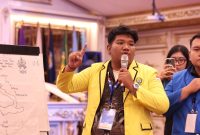 Keterangan Foto: Mirza Maulana, (jaket kuning) mahasiswa Universitas Sains Cut Nyak Dhien (USCND) Langsa, akan mengikuti ajang Future Leader Summit (FLS) 2026.