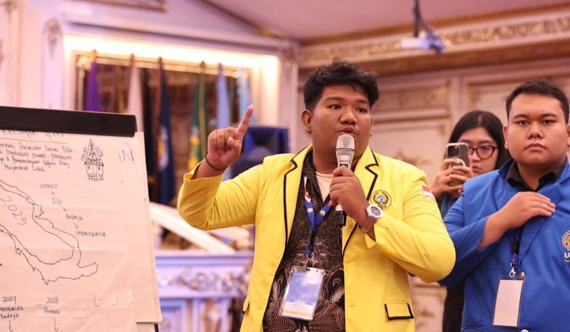 Keterangan Foto: Mirza Maulana, (jaket kuning) mahasiswa Universitas Sains Cut Nyak Dhien (USCND) Langsa, akan mengikuti ajang Future Leader Summit (FLS) 2026.