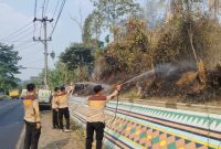 Keterangan Foto: Tim gabungan Satgas Karhutla Polres Way Kanan, TNI, Damkar, dan BPBD memadamkan kebakaran lahan di Simpang Empat Negeri Baru, Umpu Semenguk.