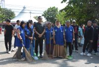 
Keterangan Foto: Wali Kota Langsa, Jeffry Sentana S Putra, bersilaturahmi dengan warga dari berbagai daerah saat mengikuti Car Free Day di Kota Langsa, Minggu (6/9/2026).