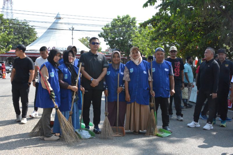 
Keterangan Foto: Wali Kota Langsa, Jeffry Sentana S Putra, bersilaturahmi dengan warga dari berbagai daerah saat mengikuti Car Free Day di Kota Langsa, Minggu (6/9/2026).