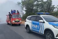 Keterangan Foto: Petugas gabungan dari Polres Way Kanan, Dinas Pemadam Kebakaran dan Penyelamatan (Damkar), serta Badan Penanggulangan Bencana Daerah (BPBD) Kabupaten Way Kanan melakukan penyemprotan di sejumlah ruas jalan untuk mengantisipasi dampak abu vulkanik dan mencegah risiko ISPA.
