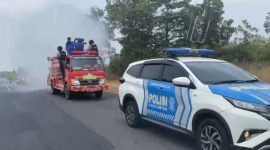Keterangan Foto: Petugas gabungan dari Polres Way Kanan, Dinas Pemadam Kebakaran dan Penyelamatan (Damkar), serta Badan Penanggulangan Bencana Daerah (BPBD) Kabupaten Way Kanan melakukan penyemprotan di sejumlah ruas jalan untuk mengantisipasi dampak abu vulkanik dan mencegah risiko ISPA.