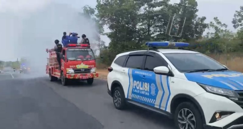 Keterangan Foto: Petugas gabungan dari Polres Way Kanan, Dinas Pemadam Kebakaran dan Penyelamatan (Damkar), serta Badan Penanggulangan Bencana Daerah (BPBD) Kabupaten Way Kanan melakukan penyemprotan di sejumlah ruas jalan untuk mengantisipasi dampak abu vulkanik dan mencegah risiko ISPA.