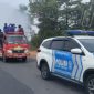 Keterangan Foto: Petugas gabungan dari Polres Way Kanan, Dinas Pemadam Kebakaran dan Penyelamatan (Damkar), serta Badan Penanggulangan Bencana Daerah (BPBD) Kabupaten Way Kanan melakukan penyemprotan di sejumlah ruas jalan untuk mengantisipasi dampak abu vulkanik dan mencegah risiko ISPA.
