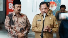 Keterangan Foto: Mendagri saat memimpin Rapat Koordinasi Pengendalian Inflasi dan Penyampaian Pertumbuhan Ekonomi Kabupaten/Kota Triwulan II Tahun 2026 di Gedung Sasana Bhakti Praja (SBP), Kantor Pusat Kementerian Dalam Negeri, Jakarta.