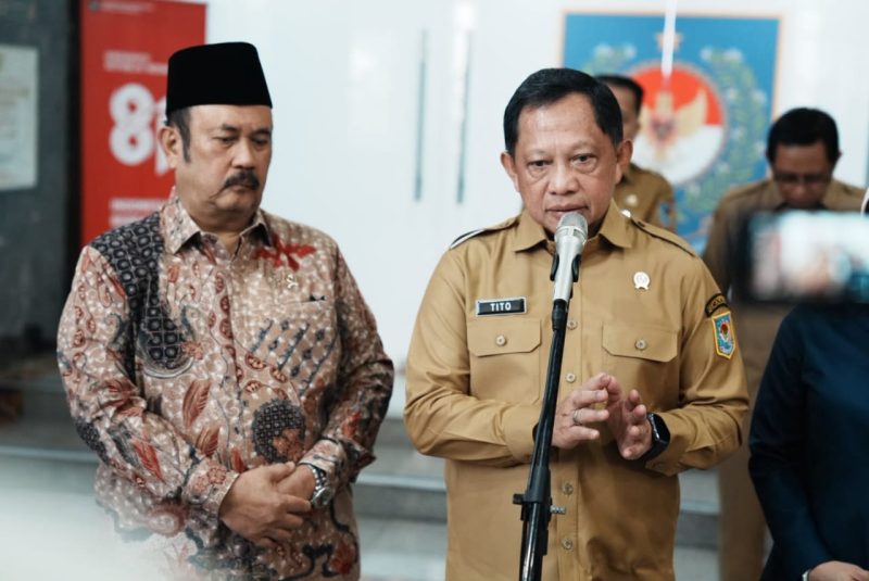 Keterangan Foto: Mendagri saat memimpin Rapat Koordinasi Pengendalian Inflasi dan Penyampaian Pertumbuhan Ekonomi Kabupaten/Kota Triwulan II Tahun 2026 di Gedung Sasana Bhakti Praja (SBP), Kantor Pusat Kementerian Dalam Negeri, Jakarta.